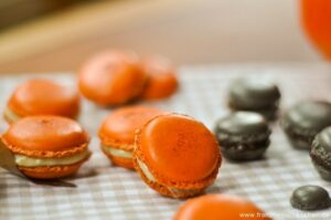 Macarons pour Halloween : safran-vanille, Carambars et chocolat croquant (Macarons für Halloween : Safran-Vanille, Carambars und Schokolade mit Krokant)
