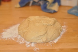Le petit Chinois Alsacien ? Elsässische Brioche Schritt 5 Teig Auf Bemehlter Fläche