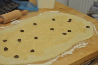 Le petit Chinois Alsacien ? Elsässische Brioche Schritt 6 Teig Mit Schokoladentropfen Ausgerollt