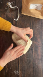 Französisches Baguette selber backen (Une petite baguette ... magique) Französisches Bagütte Teig Falten 7 169x300
