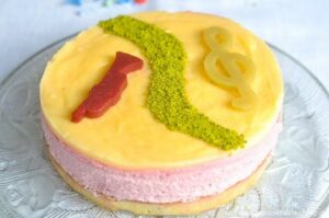 Gâteau d’anniversaire léger comme un nuage, trio framboises-citron vert-pistache (Geburstagkuchen leicht wie eine Wolke, trio von Himbeeren-Limette-Pistazien)