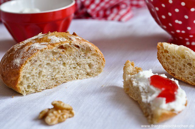Petits pains aux noix sans pétrissage (Walnuss-Brötchen ohne kneten) Rezept