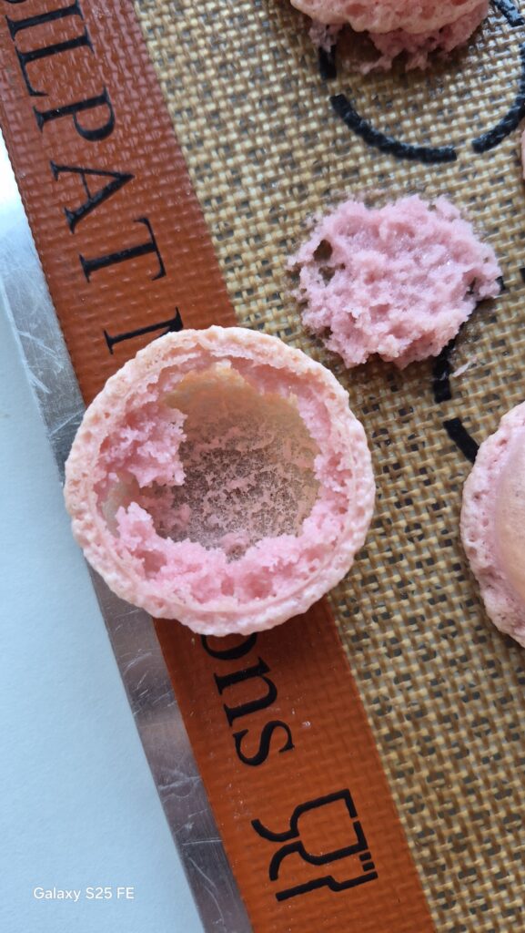 Macarons für Anfänger (alles was Sie schon immer über Macarons wissen wollten) Macaron Hohl Problem Lösung Tipps Backhilfe 577x1024