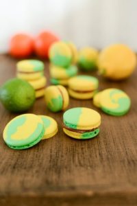 Macarons für Anfänger (alles was Sie schon immer über Macarons wissen wollten) Macaron Zweifarbig 200x300