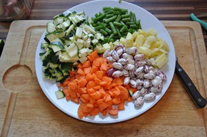Pistou Suppe nach meiner Art (Soupe au pistou à ma façon) Pistou Suppe Schritt 2 Geschnittenes Gemüse Auf Teller