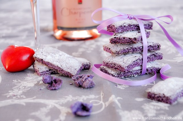 Biscuits violets de Reims à la Violette de Toulouse (Biscuits roses de Reims mit Veilchen aus Toulouse) Biscuits violets de Reims à la Violette de Toulouse (Biscuits roses de Reims mit Veilchen aus Toulouse)