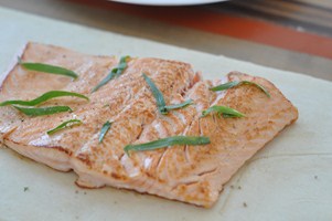 Feuilleté saumon, petits légumes et sauce à l'estragon (Lachs im Blätterteig, klein Gemüse et Estragon Sauce) DSC_3344-320x200