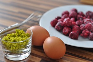 Pistazien Crème brulée - Crème pistache aux fruits rouges façon crème brûlée Creme Patissiere Pistazien Schritt 1 Zutaten Pistazien Eier Beeren