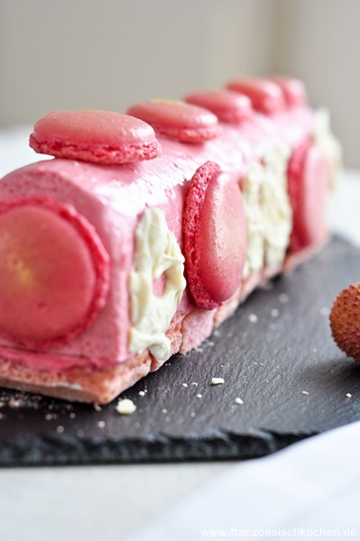 Bûche Ispahan : roses, litchis, framboises et biscuits roses de Reims (Bûche de Noël mit Rosen, Lichtis, Himbeeren und Rosa Biscuits aus Reims) Bûche Ispahan : roses, litchis, framboises et biscuits roses de Reims (Bûche de Noël mit Rosen, Lichtis, Himbeeren und Rosa Biscuits aus Reims)