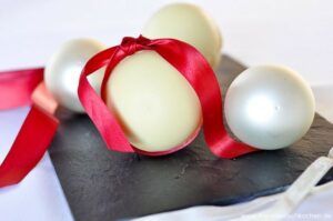 Himbeer – wei&szlig;e Schokolade – Weihnachtskugeln