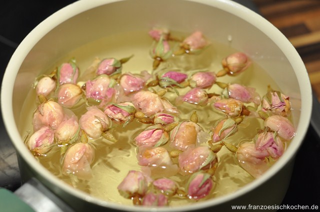 Rosensirup selber machen: einfaches Grundrezept (Sirop de roses) Rosensirup Rezept Schritt 1 Rosenknopspen In Zuckersirup