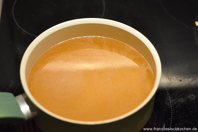Rosensirup selber machen: einfaches Grundrezept (Sirop de roses) Rosensirup Rezept Schritt 2 Rosensirup Im Topf Kochen