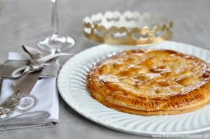Dreikönigskuchen mit Kirschen und Pistazien (Galette des rois cerises-pistaches)