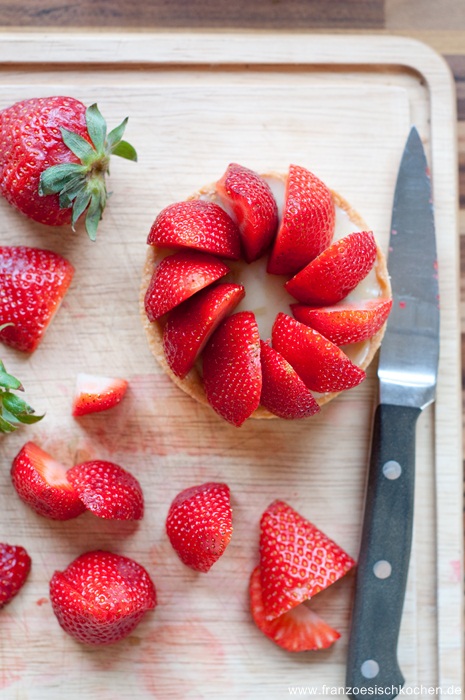 Tartelette Fraises-Rhubarbe pour la fête des Mères (Erdbeer-Rhabarber Törtchen für Muttertag) DSC_0220 5 Copier