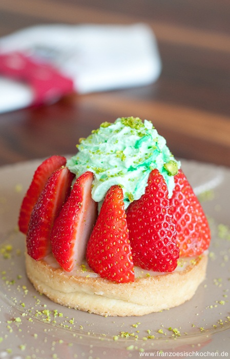 Tartelette Fraises-Rhubarbe pour la fête des Mères (Erdbeer-Rhabarber Törtchen für Muttertag) DSC_0232 5 Copier