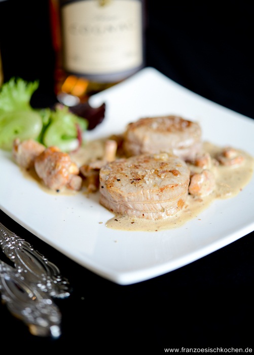 Médaillons de veau aux girolles et sauce au Calvados – Kalbsmedaillons mit Pfifferlinge und Calvados-Sauce Médaillons de veau aux girolles et sauce au Calvados – Kalbsmedaillons mit Pfifferlinge und Calvados-Sauce