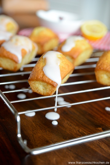 Petits gâteaux à l'huile d'olive ( kleine Olivenöl Küchlein) Kleine Kuchlein Backen Schritt 1 Glasur Auf Kuchenstück Träufeln