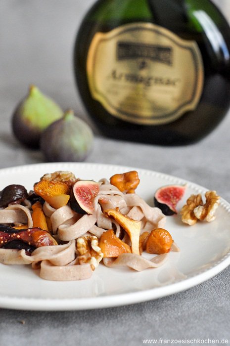Pâte fraiches à la farine de châtaigne, sauce Armagnac, figues et Girolles ( Hausgemachte Kastaniennudeln mit Armagnac-Feigen-Pfifferlig-Sauce) Pâte fraiches à la farine de châtaigne, sauce Armagnac, figues et Girolles ( Hausgemachte Kastaniennudeln mit Armagnac-Feigen-Pfifferlig-Sauce)