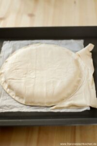 Traditioneller Kuchen zum Dreikönigsfest mit Fragipane und Apfelmus Galette Des Rois Mit Frangipane Und Apfel Rezept 10 200x300