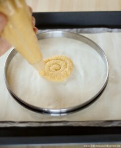 Traditioneller Kuchen zum Dreikönigsfest mit Fragipane und Apfelmus Galette Des Rois Mit Frangipane Und Apfel Rezept 8 245x300