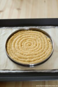 Traditioneller Kuchen zum Dreikönigsfest mit Fragipane und Apfelmus Galette Des Rois Mit Frangipane Und Apfel Rezept 9 200x300