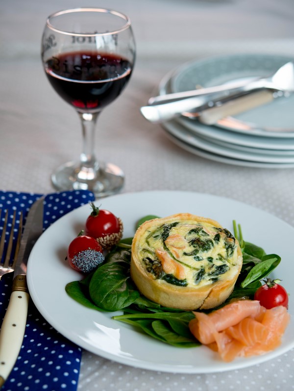 Quiche au saumon ou chèvre et épinards ( Quiche mit Lachs oder Ziegenkäse und Spinat ) Quiche au saumon ou chèvre et épinards ( Quiche mit Lachs oder Ziegenkäse und Spinat )