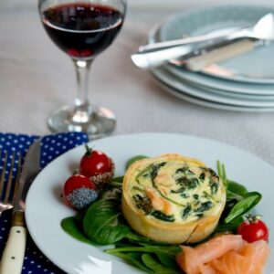 Quiche mit Lachs oder Ziegenkäse und Spinat