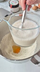 Tarte Tropézienne: französischer Brioche-Kuchen Tarte Tropézienne: französischer Brioche-Kuchen Brioche Kuchen Schritt 1 Hefewasser Und Ei Zugeben