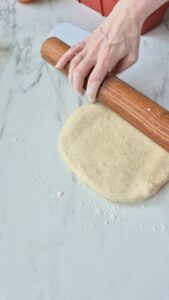 Tarte Tropézienne: französischer Brioche-Kuchen Tarte Tropézienne: französischer Brioche-Kuchen Brioche Kuchen Schritt 10 Brioche Teig Ausrollen