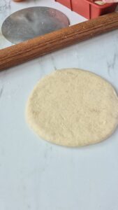 Tarte Tropézienne: französischer Brioche-Kuchen Tarte Tropézienne: französischer Brioche-Kuchen Brioche Kuchen Schritt 11 Ausgerollter Brioche Teig Rund