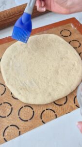 Tarte Tropézienne: französischer Brioche-Kuchen Tarte Tropézienne: französischer Brioche-Kuchen Brioche Kuchen Schritt 13 Brioche Teig Mit Butter Bestreichen