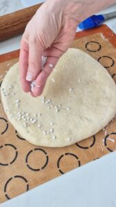 Tarte Tropézienne: französischer Brioche-Kuchen Tarte Tropézienne: französischer Brioche-Kuchen Brioche Kuchen Schritt 14 Perlen Auf Brioche Teig Streün