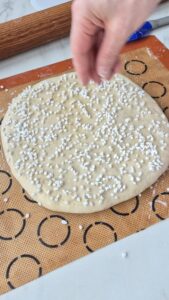Tarte Tropézienne: französischer Brioche-Kuchen Tarte Tropézienne: französischer Brioche-Kuchen Brioche Kuchen Schritt 15 Perlen Zucker Auf Teig Streün