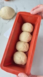 Tarte Tropézienne: französischer Brioche-Kuchen Tarte Tropézienne: französischer Brioche-Kuchen Brioche Kuchen Schritt 16 Teiglinge In Backform Legen