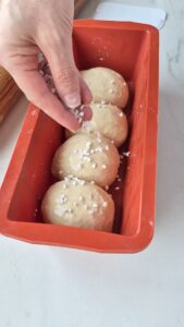 Tarte Tropézienne: französischer Brioche-Kuchen Tarte Tropézienne: französischer Brioche-Kuchen Brioche Kuchen Schritt 17 Perlen Auf Teigkugeln Streün