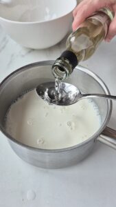 Tarte Tropézienne: französischer Brioche-Kuchen Tarte Tropézienne: französischer Brioche-Kuchen Brioche Kuchen Schritt 18 Milch Mit Essig Erwärmen