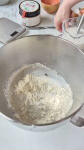 Tarte Tropézienne: französischer Brioche-Kuchen Brioche Kuchen Schritt 3 Mehl Und Zutaten In Schüssel