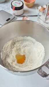 Tarte Tropézienne: französischer Brioche-Kuchen Tarte Tropézienne: französischer Brioche-Kuchen Brioche Kuchen Schritt 4 Mehl Und Ei In Rührschüssel