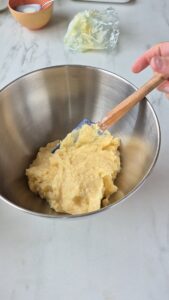 Tarte Tropézienne: französischer Brioche-Kuchen Tarte Tropézienne: französischer Brioche-Kuchen Brioche Kuchen Schritt 44 Brioche Teig Rühren Schüssel