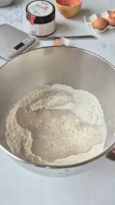 Tarte Tropézienne: französischer Brioche-Kuchen Tarte Tropézienne: französischer Brioche-Kuchen Brioche Kuchen Schritt 5 Briocheteig In Rührschüssel