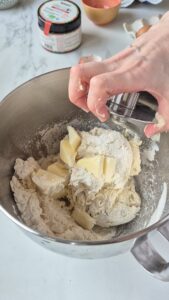 Tarte Tropézienne: französischer Brioche-Kuchen Tarte Tropézienne: französischer Brioche-Kuchen Brioche Kuchen Schritt 6 Butter In Teig Einarbeiten