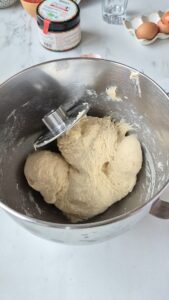 Tarte Tropézienne: französischer Brioche-Kuchen Tarte Tropézienne: französischer Brioche-Kuchen Brioche Kuchen Schritt 7 Brioche Teig In Knetmaschine