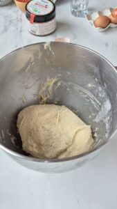 Tarte Tropézienne: französischer Brioche-Kuchen Tarte Tropézienne: französischer Brioche-Kuchen Brioche Kuchen Schritt 8 Brioche Teig In Rührschüssel