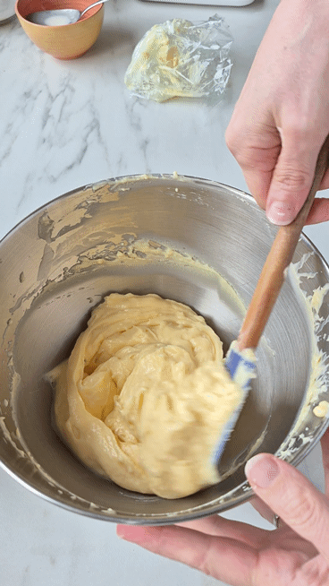 Tarte Tropézienne: französischer Brioche-Kuchen Creme Patissiere Sanft Schlagen
