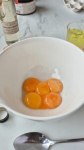 Tarte Tropézienne: französischer Brioche-Kuchen Tarte Tropézienne: französischer Brioche-Kuchen Tropezienne Schritt 19 Eigelbe Und Zucker In Schüssel