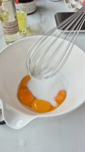 Tarte Tropézienne: französischer Brioche-Kuchen Tarte Tropézienne: französischer Brioche-Kuchen Tropezienne Schritt 20 Eigelb Mit Zucker Aufschlagen