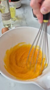 Tarte Tropézienne: französischer Brioche-Kuchen Tarte Tropézienne: französischer Brioche-Kuchen Tropezienne Schritt 22 Vanillecreme Aufschlagen Mit Schneebesen