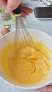 Tarte Tropézienne: französischer Brioche-Kuchen Tarte Tropézienne: französischer Brioche-Kuchen Tropezienne Schritt 23 Vanillecreme Rühren Mit Schneebesen
