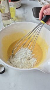 Tarte Tropézienne: französischer Brioche-Kuchen Tarte Tropézienne: französischer Brioche-Kuchen Tropezienne Schritt 24 Mehl In Teig Einrühren