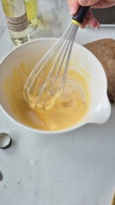 Tarte Tropézienne: französischer Brioche-Kuchen Tarte Tropézienne: französischer Brioche-Kuchen Tropezienne Schritt 25 Ei Mischung Aufschlagen Schüssel